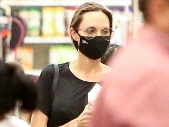 9 anagelina jolie la cumparaturi 8 jpg jpeg