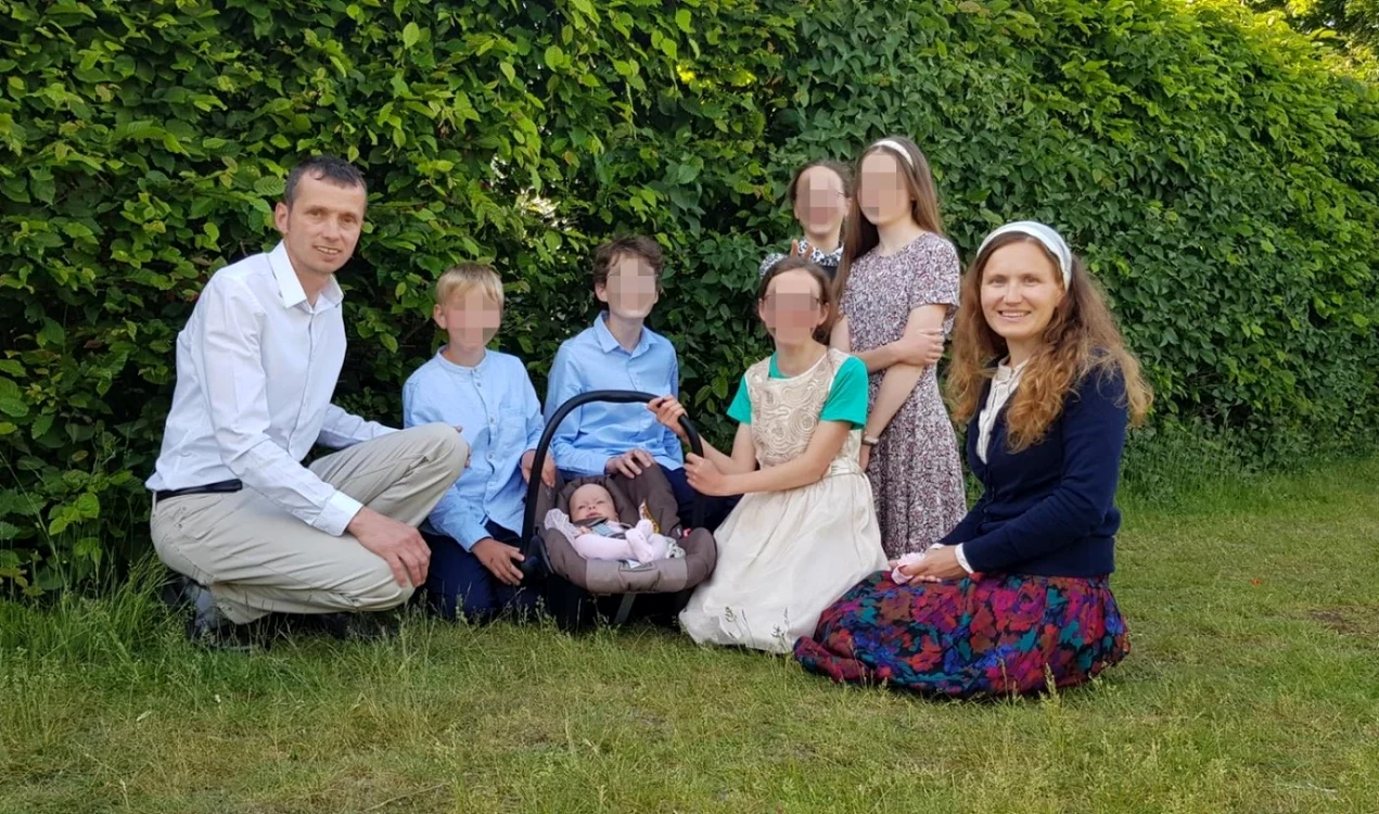 Familia Furdui, alături de şase dintre cei şapte copii luaţi de Protecţia Copilului din Germania  FOTO Facebook/Sustinem familia Furdui