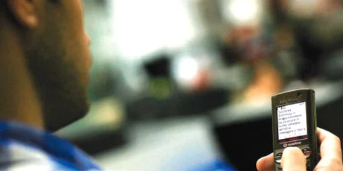 Cei mai mulţi dintre români răspund la SMS, indiferent cât de stupid ar fi textul acestuia  