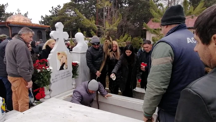 
    Mugurel Sfetcu, la căpătâiul lui Cornel Galeșfoto: Click!  