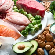 Proteine - oua, carne rosie, branza, avocado, nuci FOTO Shutterstock 