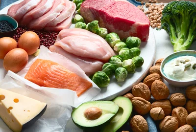 Proteine - oua, carne rosie, branza, avocado, nuci FOTO Shutterstock 