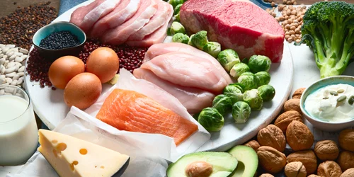 Proteine - oua, carne rosie, branza, avocado, nuci FOTO Shutterstock