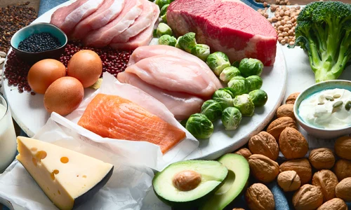 Proteine - oua, carne rosie, branza, avocado, nuci FOTO Shutterstock