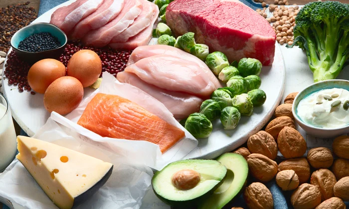 Proteine - oua, carne rosie, branza, avocado, nuci FOTO Shutterstock