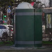 firma cu sediul într o toaletă publică jpg