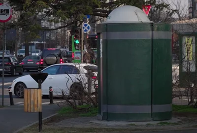 firma cu sediul într o toaletă publică jpg