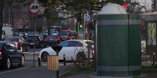 firma cu sediul într o toaletă publică jpg
