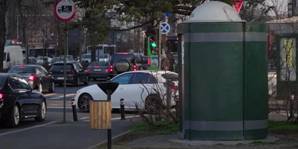 firma cu sediul într o toaletă publică jpg