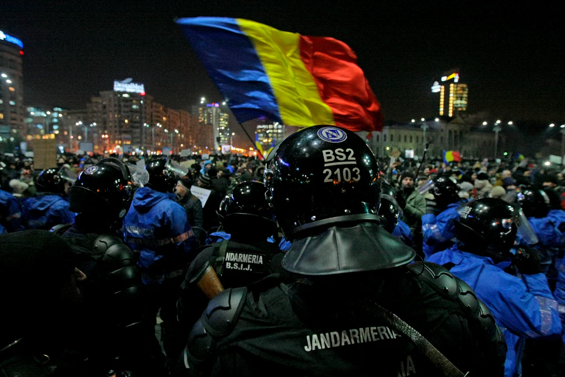 Pe 1 februarie 2017 scenariul s-a repetat. Manifestația din piață a început, însă, pașnic (foto: Dorin Constanda) 