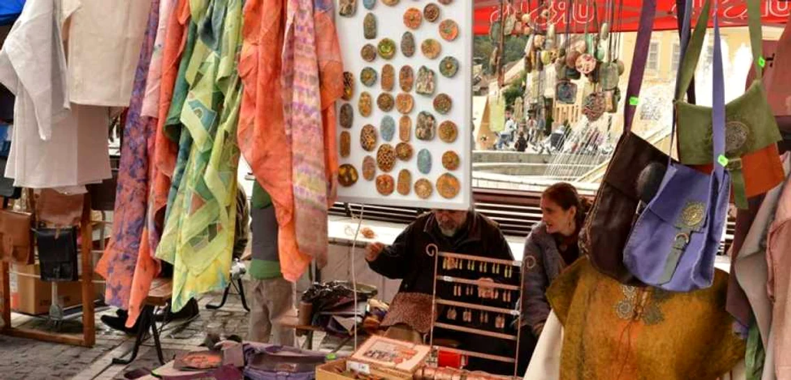 Piaţa Sfatului a devenit bazar hand-made. FOTOPrimăria Braşov