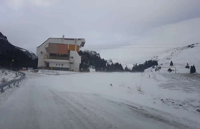 Este anunţată şi astăzi şi mâine vreme deosebit de rece, cu intensificări ale vântului, care pot atinge chiar şi 140 km/h. Tocmai din această cauză, traseele de creastă sunt închise.