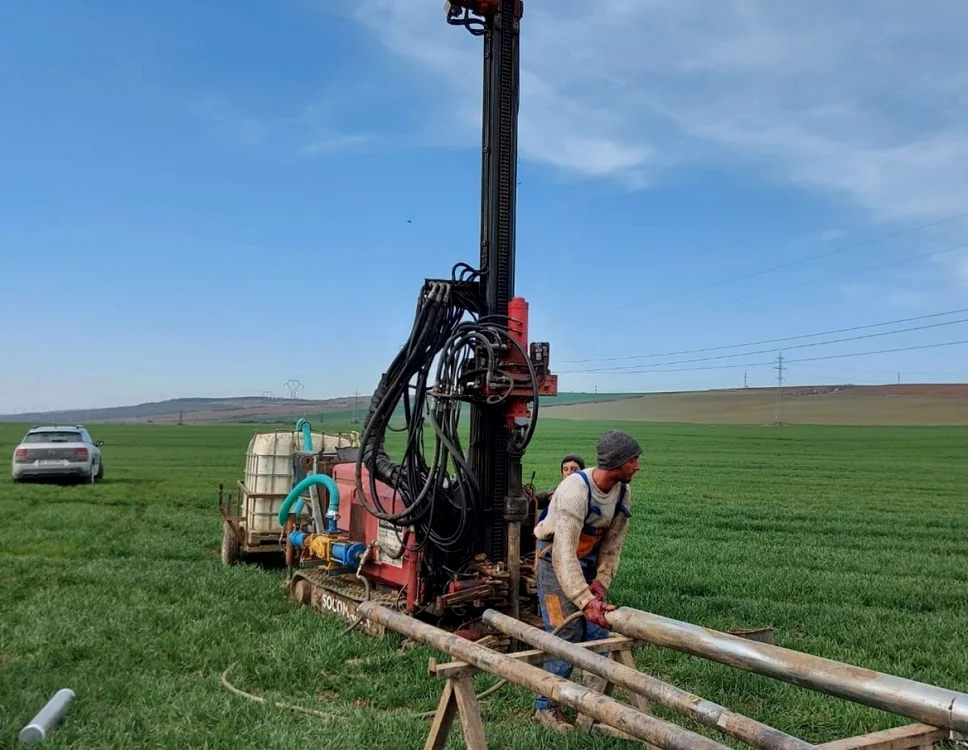 Se efectuează foraje pe traseul viitorului drum de viteză Târgu Jiu-Craiova                     Foto: CNAIR