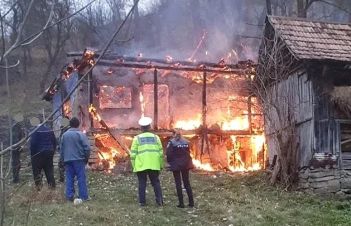 Locuinţa a fost distrusă în întregime de foc. Foto: alba24.ro