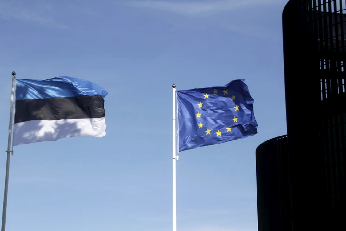 Steagul Estoniei, alături de cel al Uniunii Europene / FOTO EPA-EFE