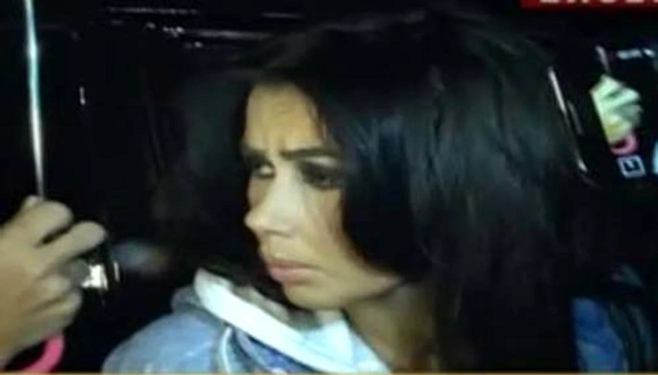 
    Marioara Zăvoranu a murit: Oana a ieşit din casă şi a plecat spre capela unde e depusă mama sa Foto: captură România Tv  