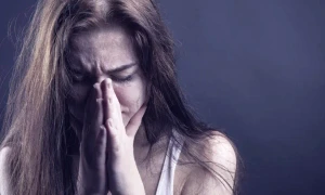 femeie care plange webp