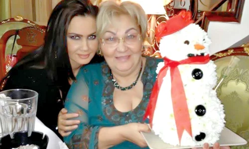 Acasă la Iaşi, Laura se simte ca  în anii copilăriei  Se joacă veselă prin  zăpadă în timp ce Cosmin o fotografiază jpeg