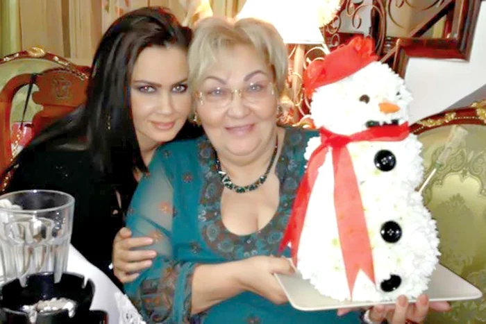 Acasă la Iaşi, Laura se simte ca în anii copilăriei. Se joacă veselă prin zăpadă în timp ce Cosmin o fotografiază