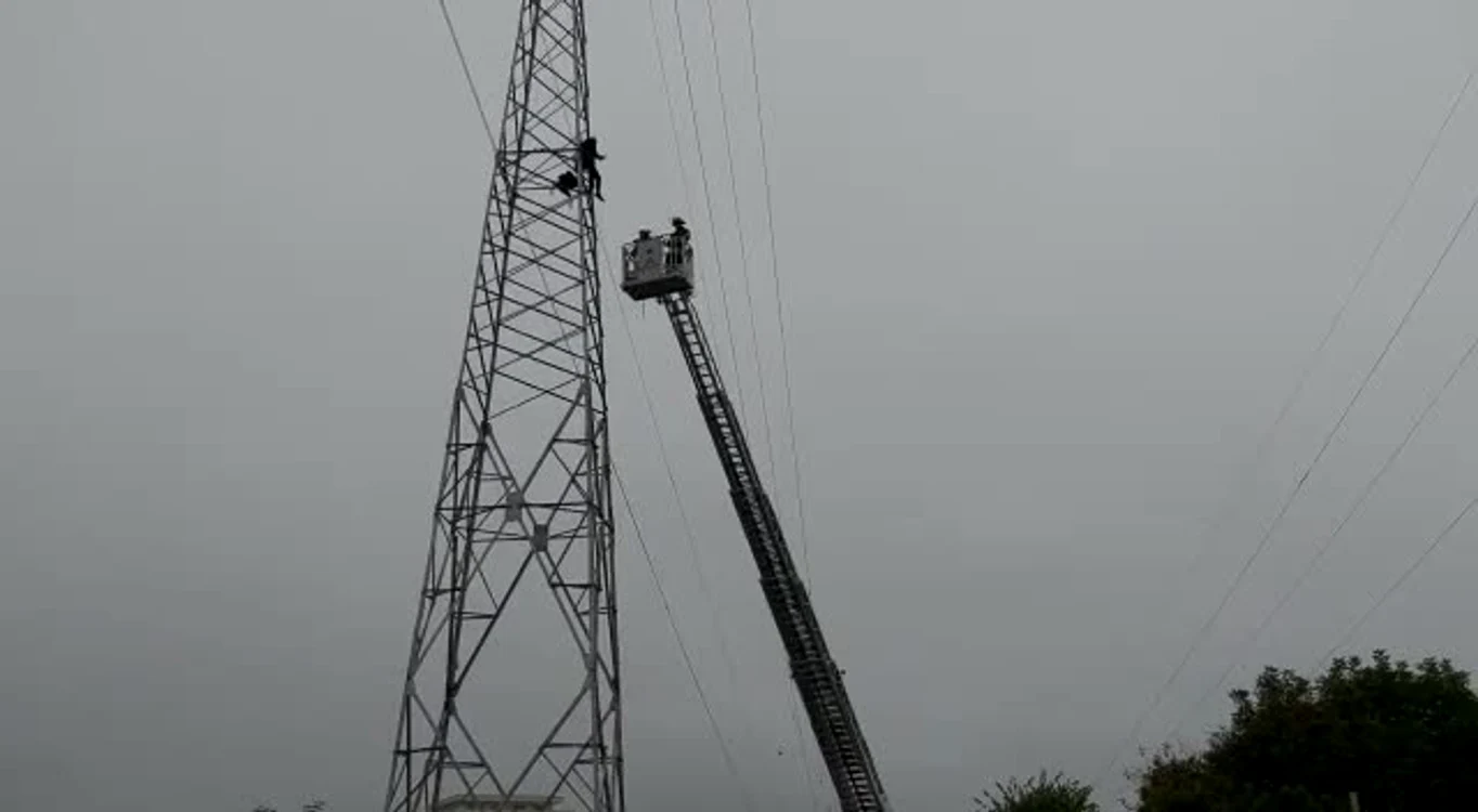 Bărbat se afla la peste 10 metri înălţime. FOTO: ISU Cluj