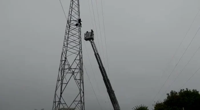 Bărbat se afla la peste 10 metri înălţime. FOTO: ISU Cluj