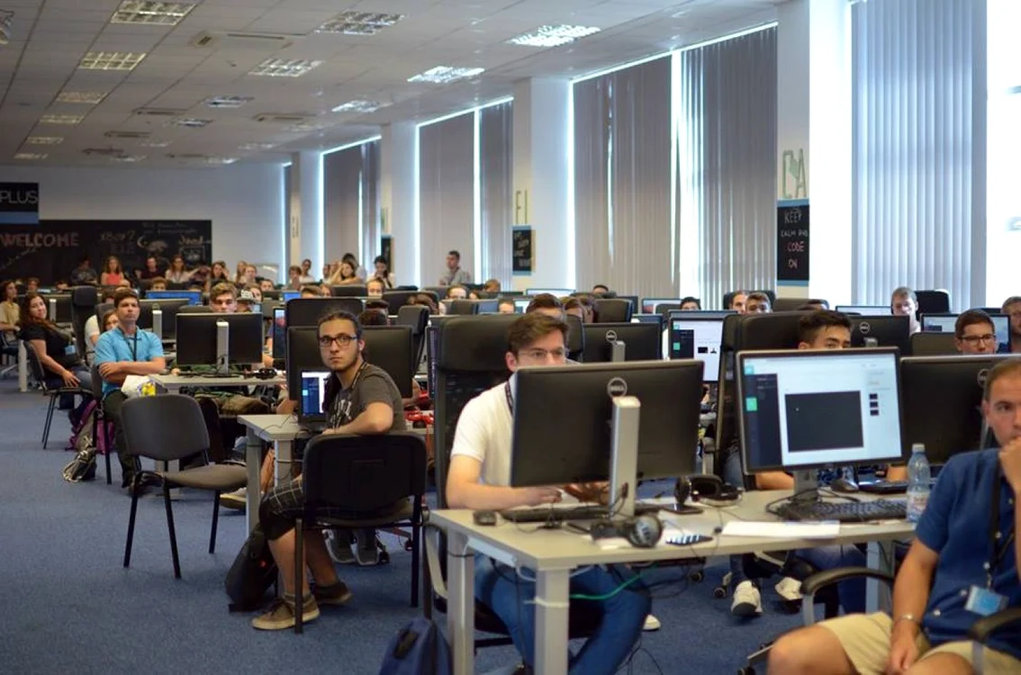 Şcoala de programare poate pregăti noi angajaţi în IT.