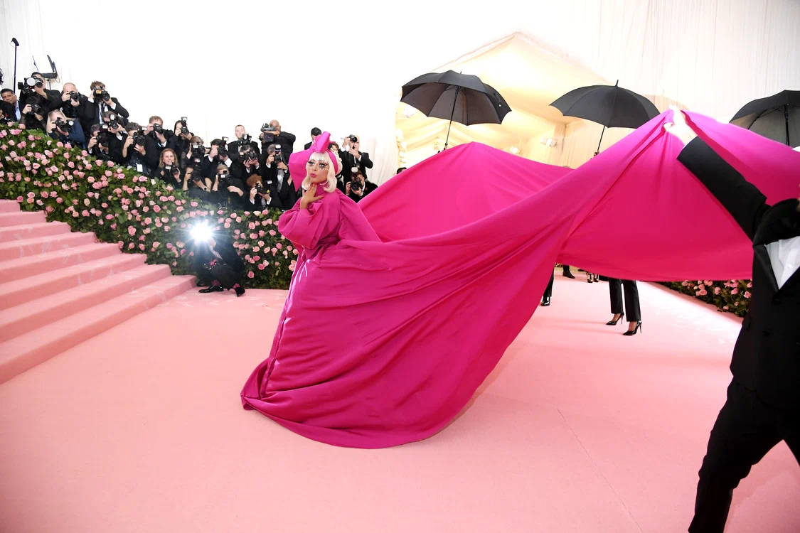 Așa a apărut Lady Gaga inițial, pe covorul roșu de la Met Gala 2019