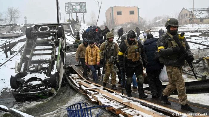 Soldaţi ucraineni în timpul evacuării civililor la Irpin