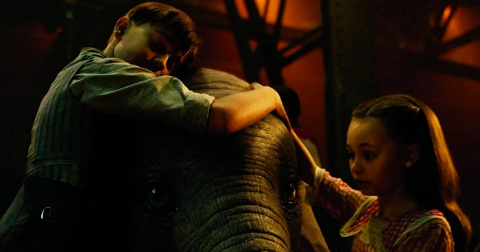 Dumbo, elefănţelul cu urechi
atât de uriaşe, şi fraţii Milly şi Joe Farrier (Nico Parker
şi Finley Hobbins)