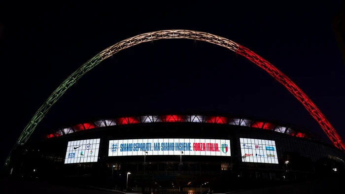 
    Stadionul Wembley a fost luminat în culorile drapelului ItalieiFoto: Facebook/WembleyStadium  