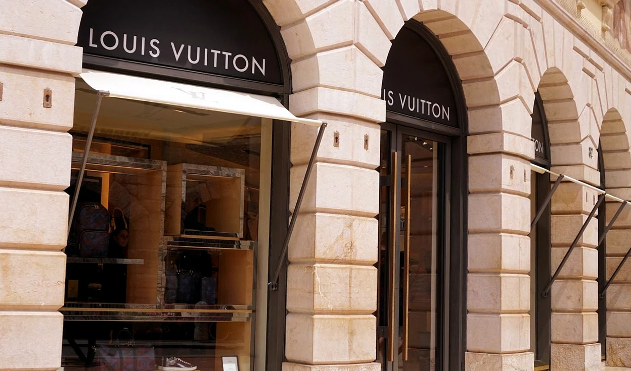 Proprietarul Louis Vuitton dă o mână de ajutor Franței în producerea gelurilor antibacteriene