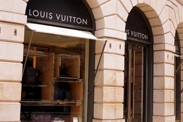 Proprietarul Louis Vuitton dă o mână de ajutor Franței în producerea gelurilor antibacteriene