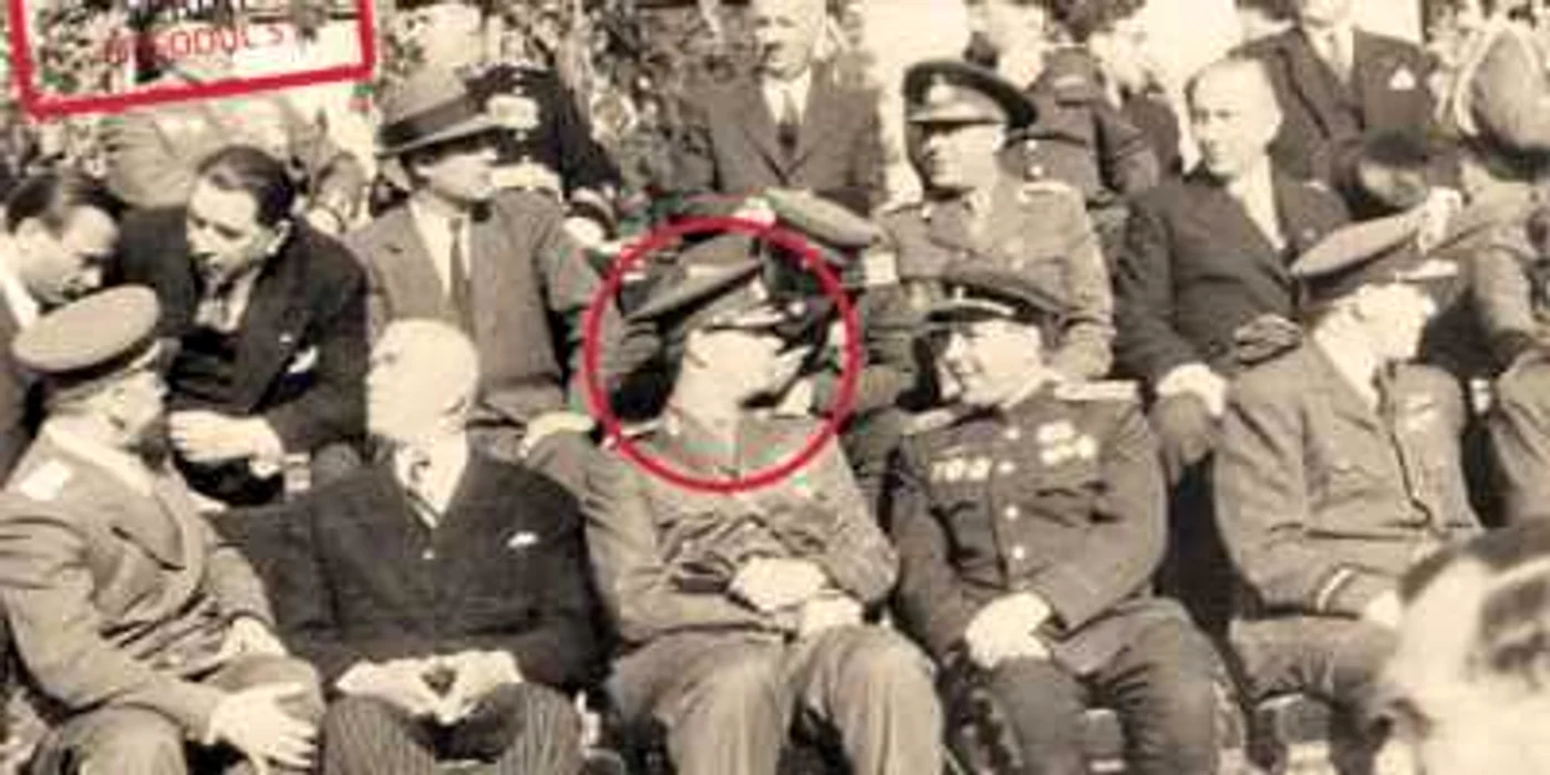 Mihai I (medalion), încadrat de prim-ministrul Petru Groza şi de generalul sovietic Susaikov, în 1945