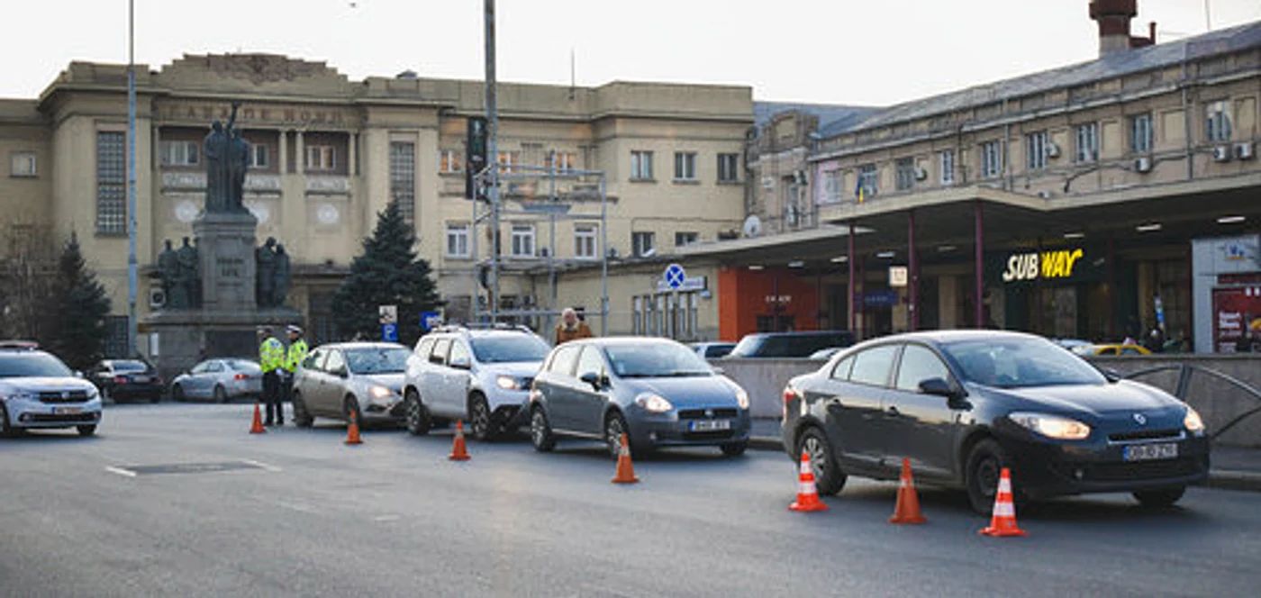 
    Polițiștii au făcut coadă de mașini, în fața Gării de Nord Fotografii: Brigada Rutieră  