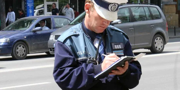 Poliţiştii rutieri au aplicat ieri 124 de amenzi şoferilor/Foto: Arhivă