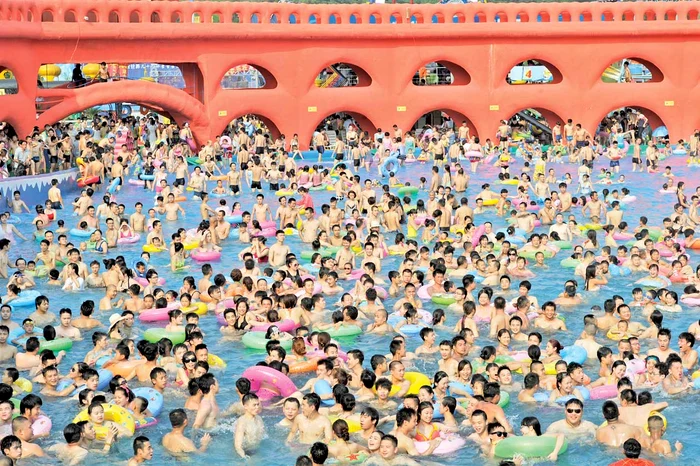 E un risc pentru cei mici să înoate împreună cu adulţii pentru că pot fi sufocaţi