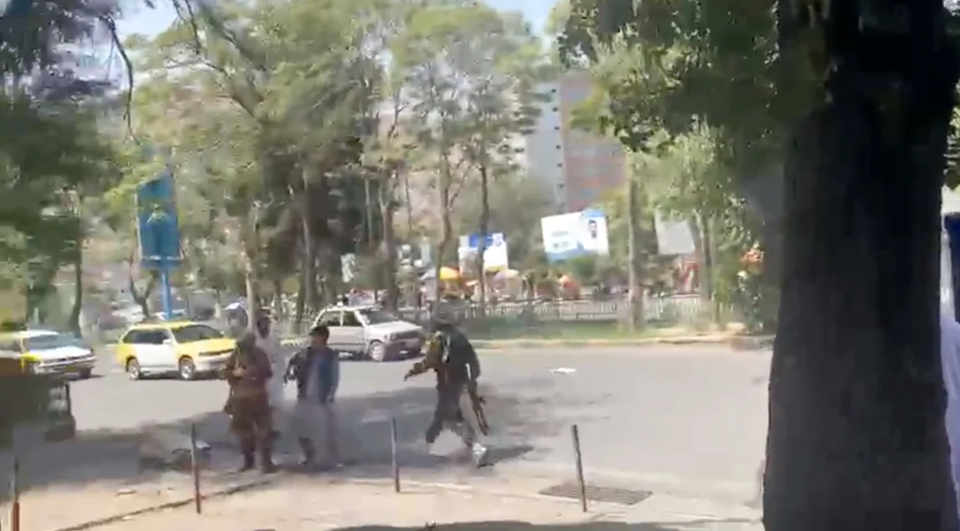 Talibanii dispersează o demonstraţie a femeilor în Kabul  FOTO: Captură de ecran Twitter Ali Hussaini