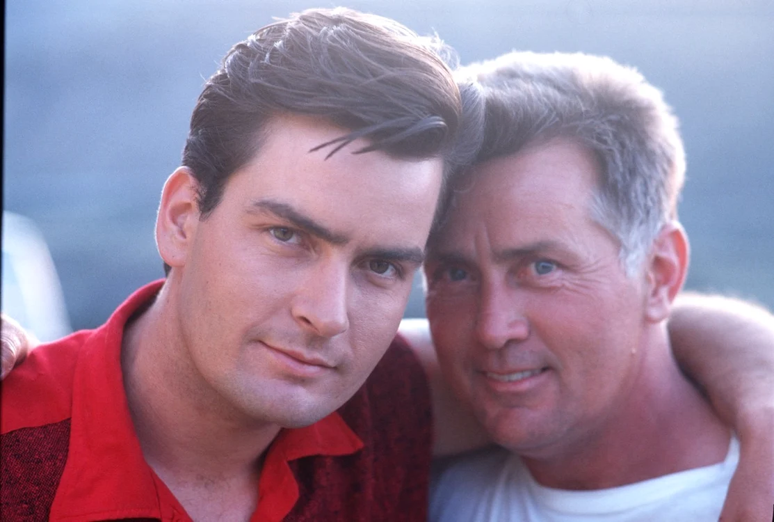 Charlie a avut o relaţie specială cu tatăl său, Martin Sheen, care s-a luptat toată viaţa să îl accepte şi să îl înţeleagă.