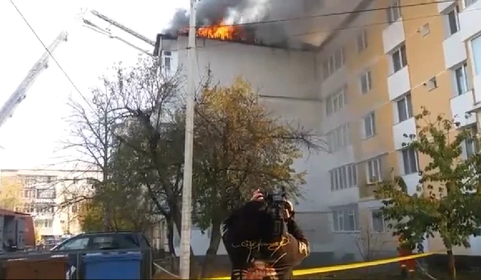 Pompierii se străduiesc să stingă focul Foto: Captură video