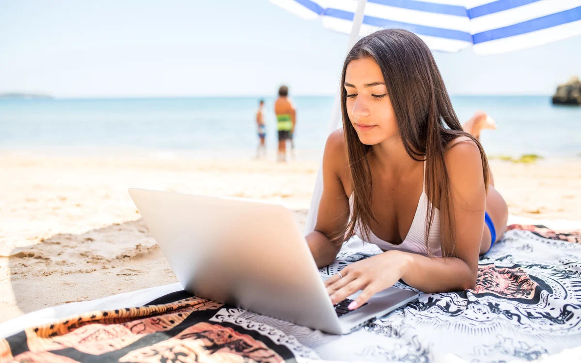 Lucrurl de pe plajă a stârnit o dezbatere aprinsă pe rețelele de socializare. Foto: Magnific.com