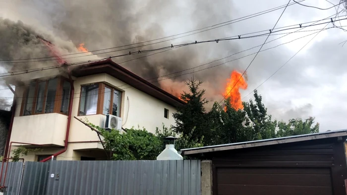 Un puternic incendiu a izbucnit în cartierul Rahova FOTO ISU