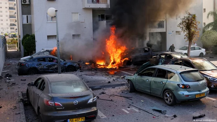 Mașini arse, în Ashkelon (Israel), după un atac cu rachete lansate din Fâșia Gaza