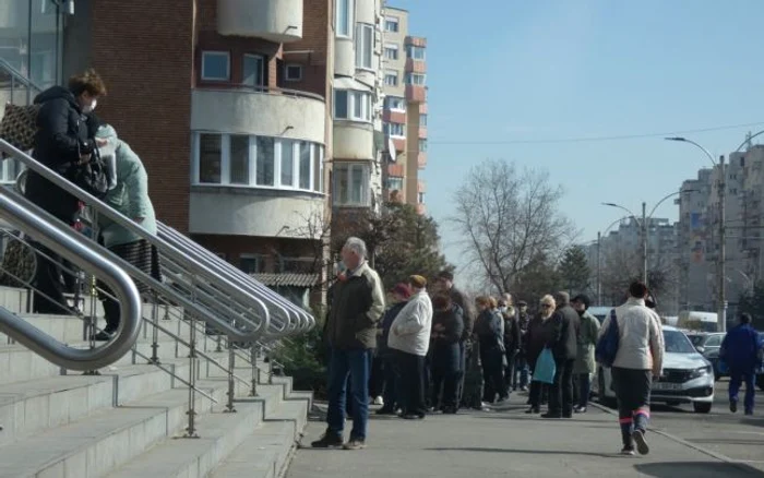 Mai multe persoane, majoritatea în vârstă, aşteaptă să intre într-un supermarket Lidl din Cluj, fără a păstra o distanţă rezonabilă între ele. FOTOGRFII: Remus Florescu