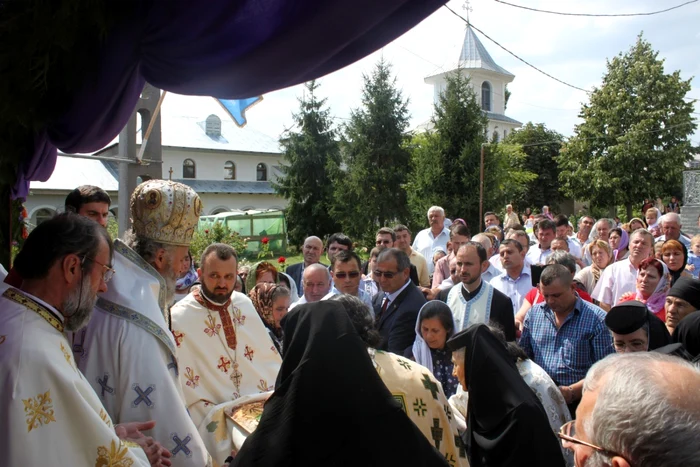 Imagine de la slujba de la mănăstirea Cudalbi FOTO ADJ