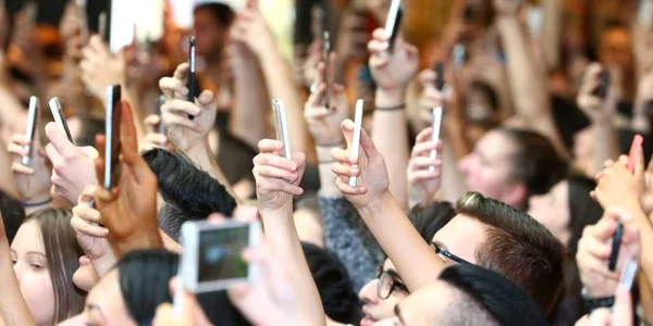 O mulţime de fani filmează cu telefoanele mobile în aşteptarea modelelor Kendall Jenner şi Kylie Jenner la central commercial Chadstone in Melbourne Australia FOTO Guliver/Getty Images