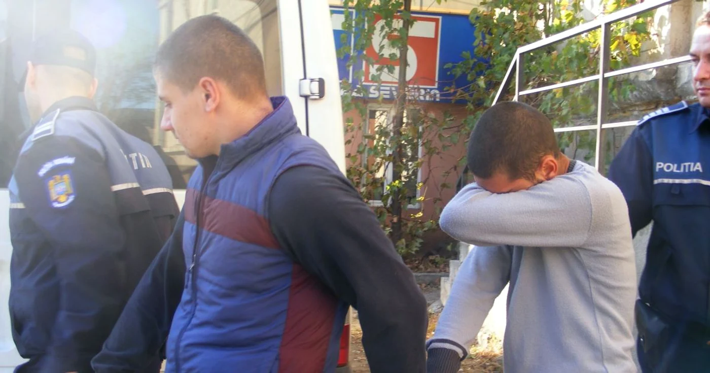 cei doi tineri la ieşire din Tribunalul Judeţean Mehedinţi 