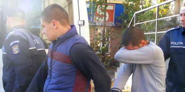cei doi tineri la ieşire din Tribunalul Judeţean Mehedinţi 
