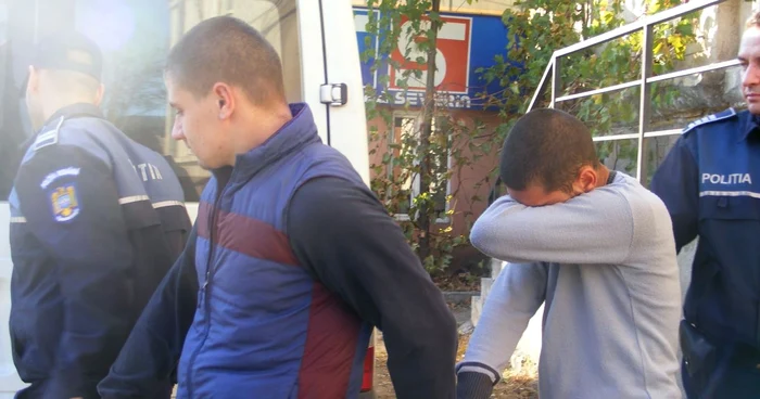 cei doi tineri la ieşire din Tribunalul Judeţean Mehedinţi 