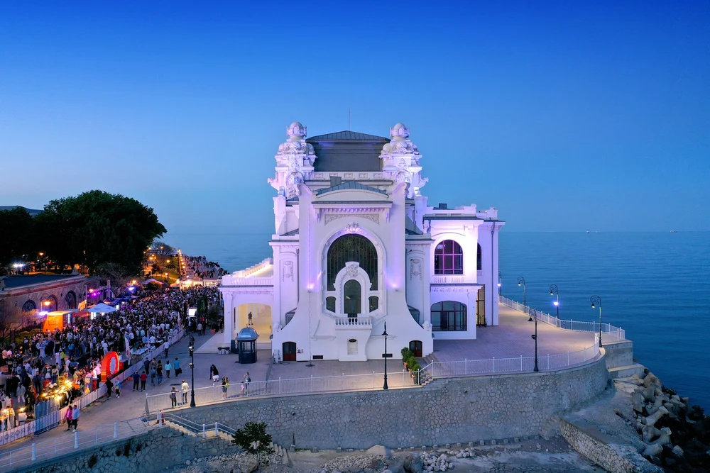 Cazinoul din Constanța va avea o cafenea-bistro cu terasă exterioară și vedere la mare. Care este prețul de pornire al chiriei