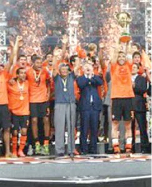 
    Mircea Lucescu  şi elevii săi au  sărbătorit al treilea titlu consecutiv  